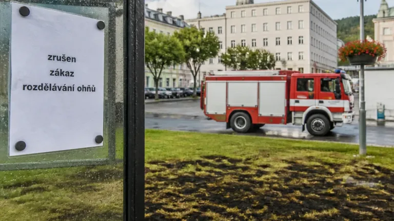 Karlovarský kraj ukončil zákaz rozdělávání ohňů a používání pyrotechniky, riziko se ale snížilo