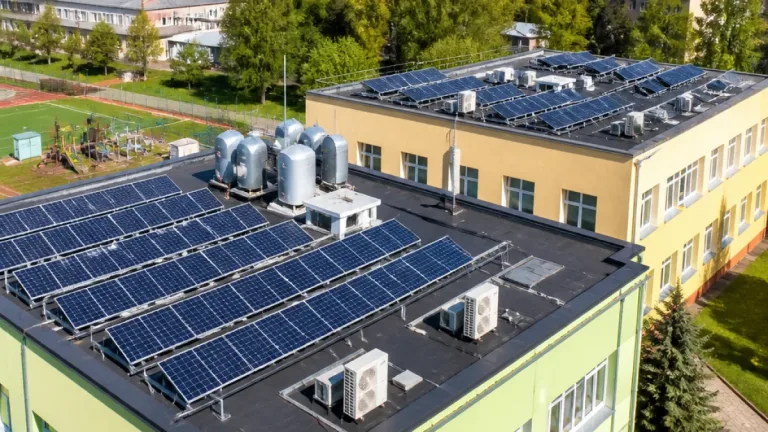 Karviná nasadí fotovoltaiku na střechy škol, radnice očekává tisíce korun úspor