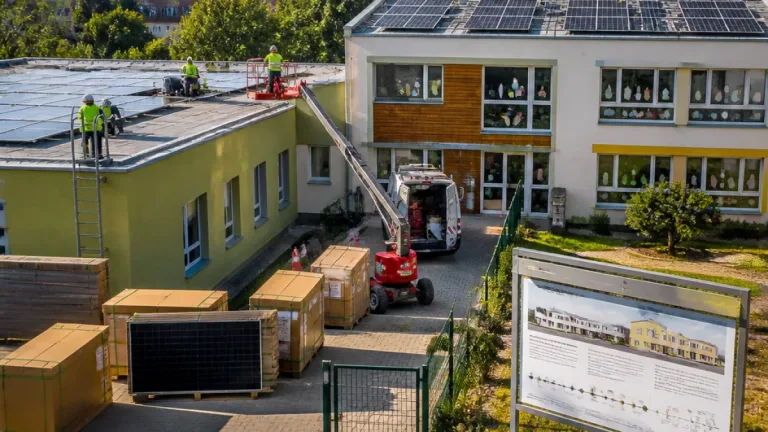 Karviná rozšiřuje fotovoltaiku na střechách škol, investice dosáhne 3,4 milionu korun