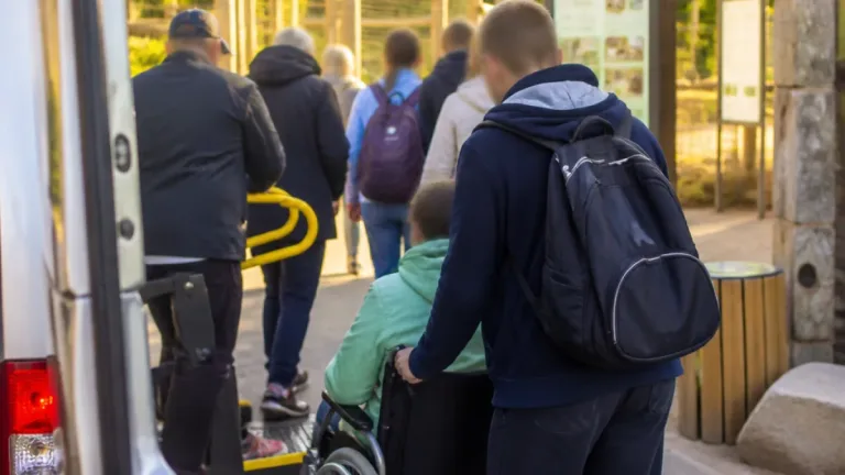 Klienti chráněného bydlení vyrazili do Zooparku Chomutov: význam výletu pro sociální začleňování