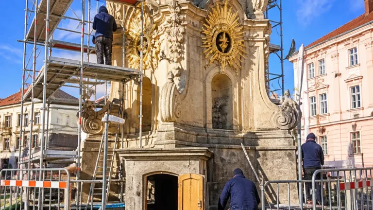 Lešení nad olomouckým Sloupem Nejsvětější Trojice začíná mizet, památka se vrací k původním barvám