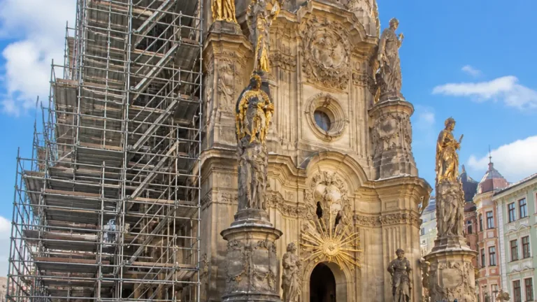 Lešení z olomouckého sloupu UNESCO mizí, památka po dvou letech ukáže očištěný pískovec i zlacené sochy