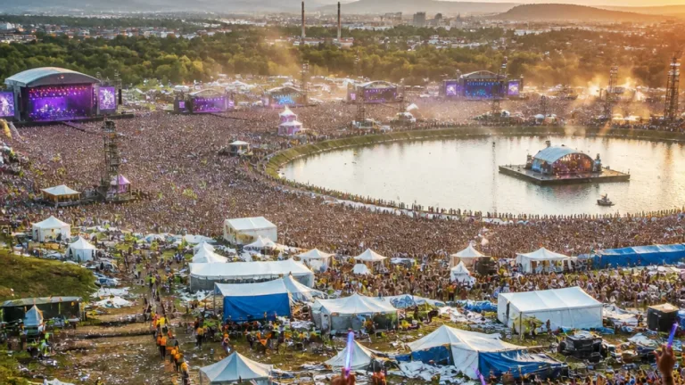 Let It Roll přilákal k Jezeru Most přes 25 tisíc lidí, vrcholy večera Pendulum a Chase & Status