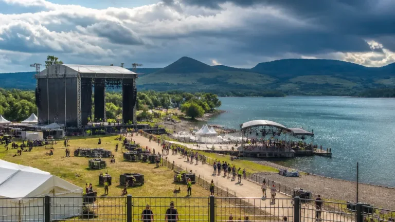 Let It Roll u jezera Most: festival se po roce vrátil a naplno využil areál
