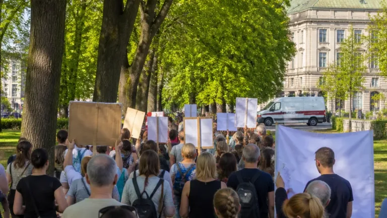 Město zasahuje ve sporu o kácení stoletých lip v Komenského sadech