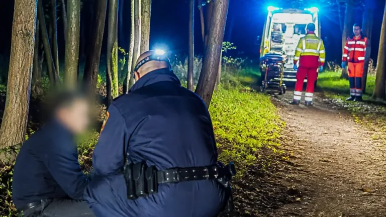 Mimo službu běžel do lesa a našel pohřešovanou ženu. Policista jí zajistil pomoc