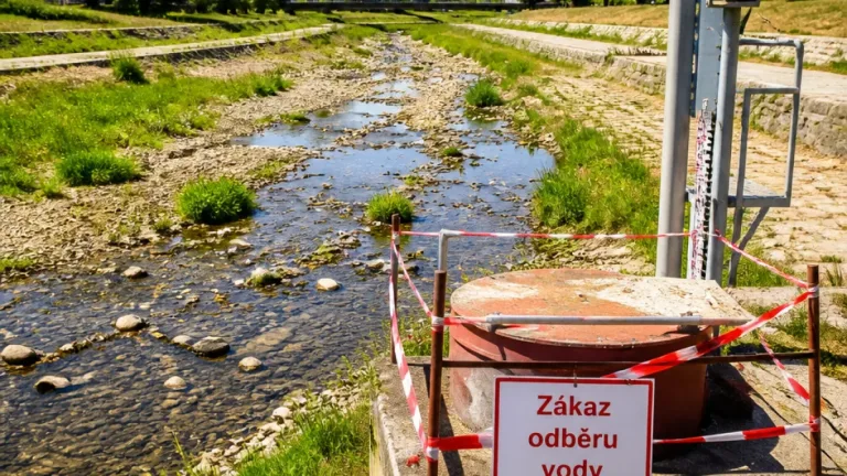 Mladá Boleslav zakázala odběr vody z Klenice; průtok klesl na hranici sucha