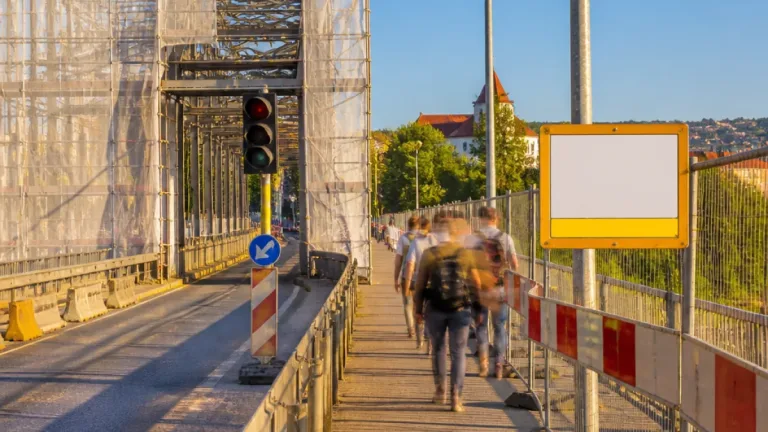 Most: Malšovický most v Hradci Králové obalen lešením, oprava potrvá do listopadu