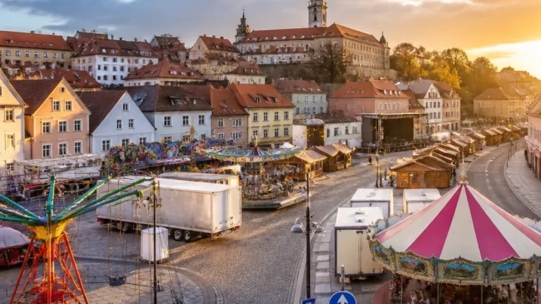 Na Mělník dorazily kolotoče, vinobraní nabídne bezplatnou zónu i 70 vystoupení