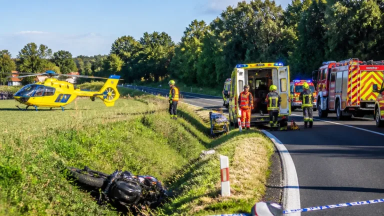 Na silnici u Kravař sjel motorkář mimo komunikaci, spolujezdkyně zemřela