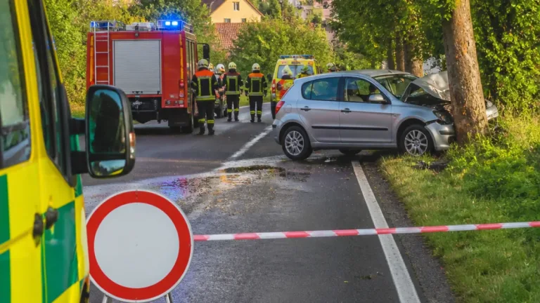 Na Zlínsku zemřel řidič po nárazu do stromu, silnice byla několik hodin uzavřená