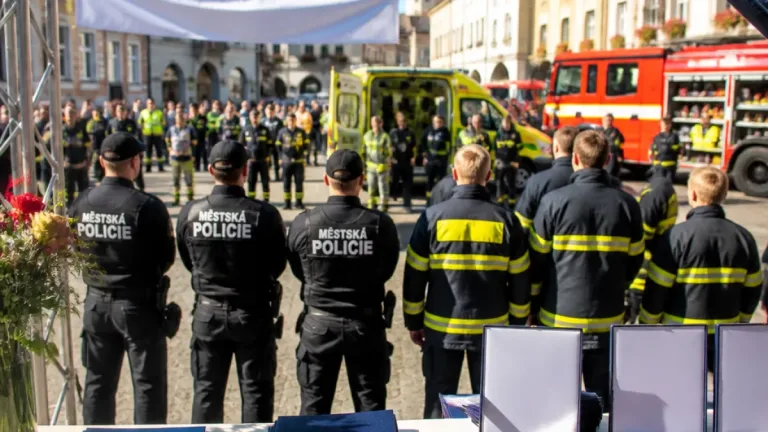 Náchod ocenil strážníky a dobrovolné hasiče za zásah a dlouholetou službu