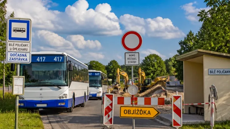 Oprava silnice na Královédvorsku přesměrovala autobusy, některé zastávky nebudou obslouženy
