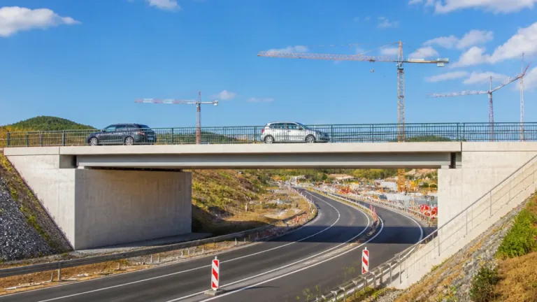 Otevřený most nad obchvatem Solnice: co to znamená pro řidiče z Mostu