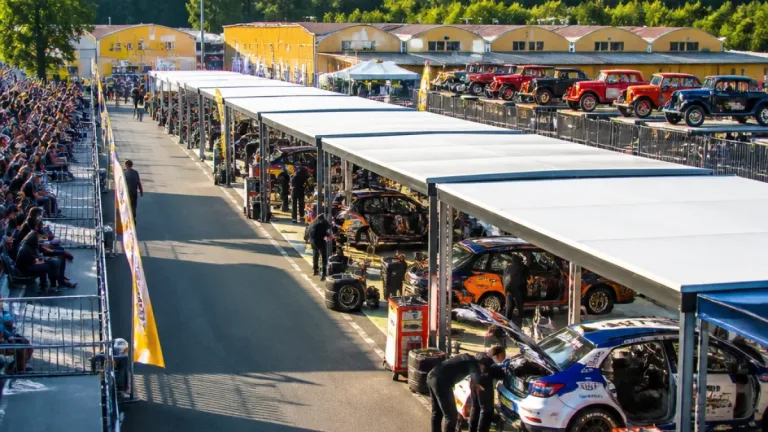 Otrokovice znovu hostí servisní zónu Barum Czech Rally Zlín, do města přijede přes stovku posádek