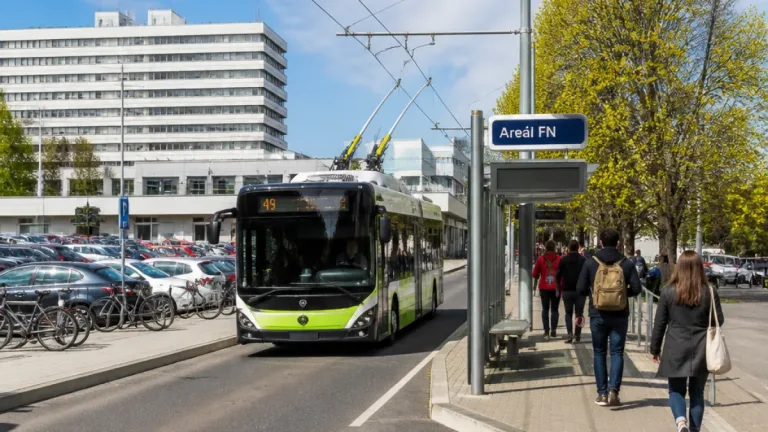 Plzeň zavede trolejbus přímo do areálu Fakultní nemocnice, město řeší nedostatek parkování