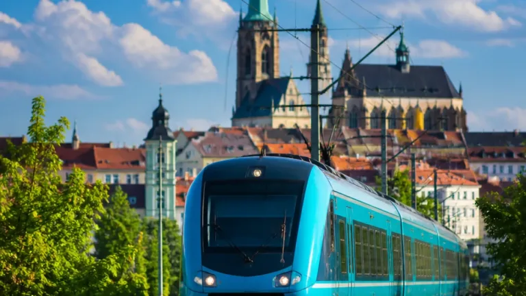 Plzeňský kraj vybral Arrivu; od roku 2030 budou jezdit bateriové vlaky na čtyřech tratích