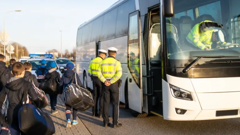 Policie zastavila v Českých Budějovicích rakouský autobus s hokejovým týmem, firmě hrozí pokuta a trestní oznámení
