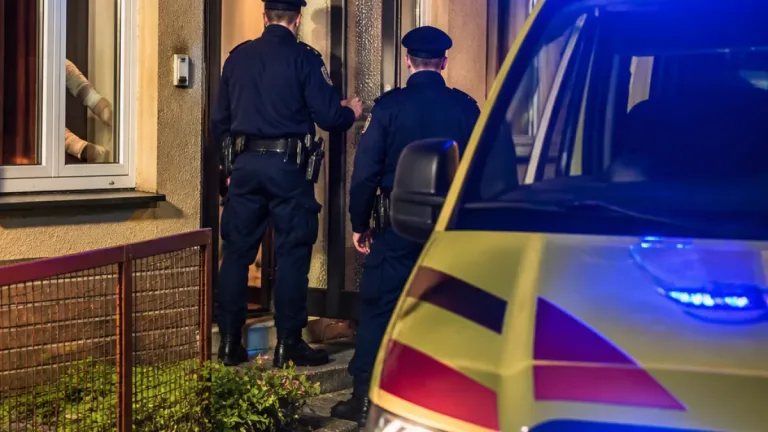 Policistky z Náměště zasáhly u patnáctileté dívky se sečnými ranami, dívku převezla ZZS