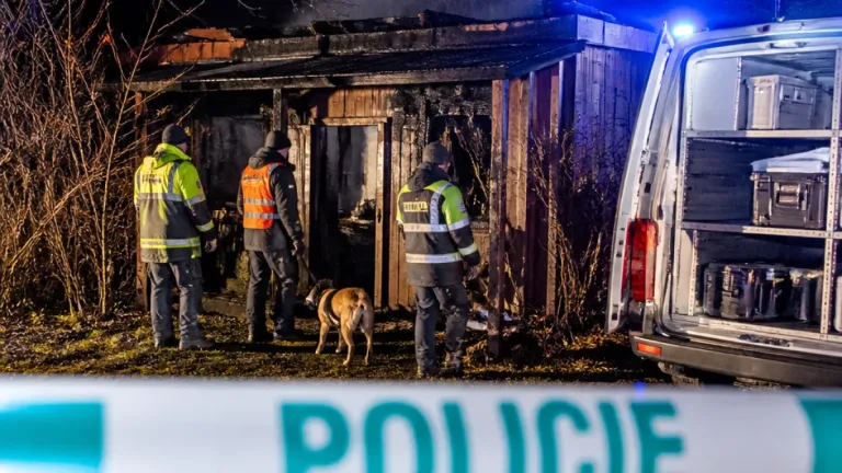 Při požáru zahradního domku v Hranicích našli hasiči mrtvého, policie zahájila vyšetřování