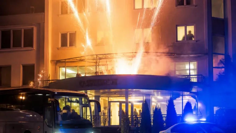 Příbram: Ohňostroj před hotelem probudil Baník a odklonil semifinále do Českých zemí