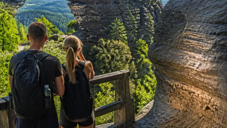 Rodiče dostali maximální pokutu za to, že dítě rýlo do pískovce u Pravčické brány
