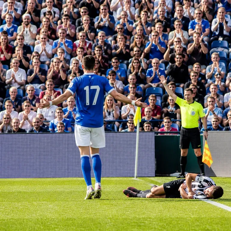 Pulkrab chválen za férovost po sporném zákroku, expert odmítl verdikt penalty