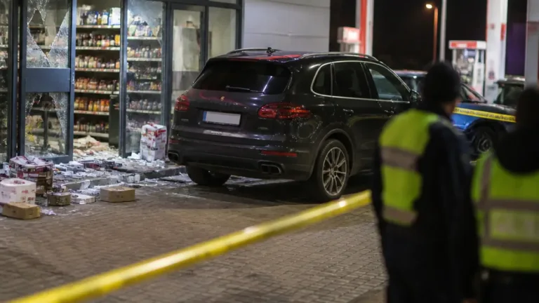 Středočeští kriminalisté rozbili gang nočních nájezdů na čerpací stanice a trafiky, tři obvinění ve vazbě