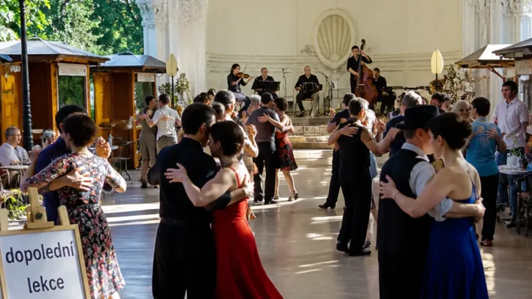 Teplice budou o víkendu hostit argentinské tango: open‑air, lekce zdarma a 150 tanečníků