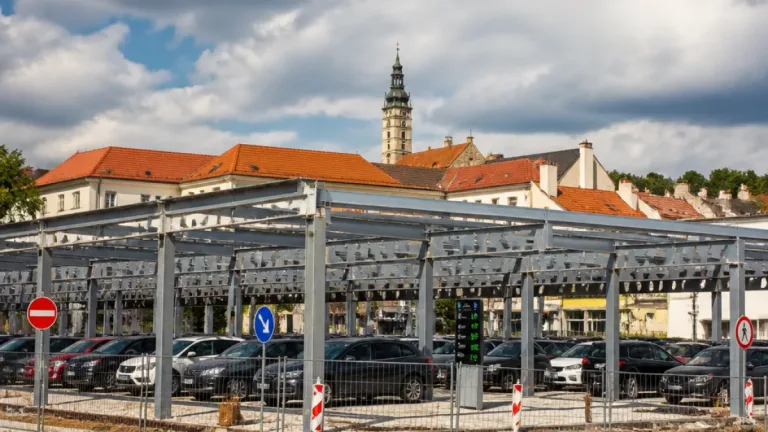 Třebíč dostane na Komenského náměstí kryté „chytré“ parkoviště, hotovo má být na podzim