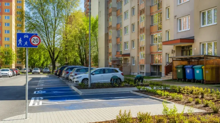 Třinec otevřel nové parkovací místo a zrekonstruovaný vnitroblok ve Wolkerově ulici