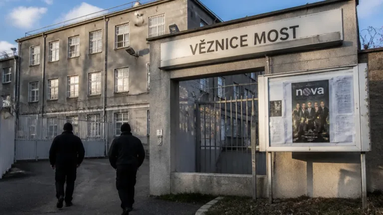 Tvůrci seriálu Most! přicházejí s novinkou — temný komediální seriál z věznice přijde na Novu