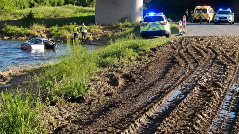Ujíždějící řidič se zákazem řízení skončil s autem v řece Veličce, obviněn z maření výkonu rozhodnutí