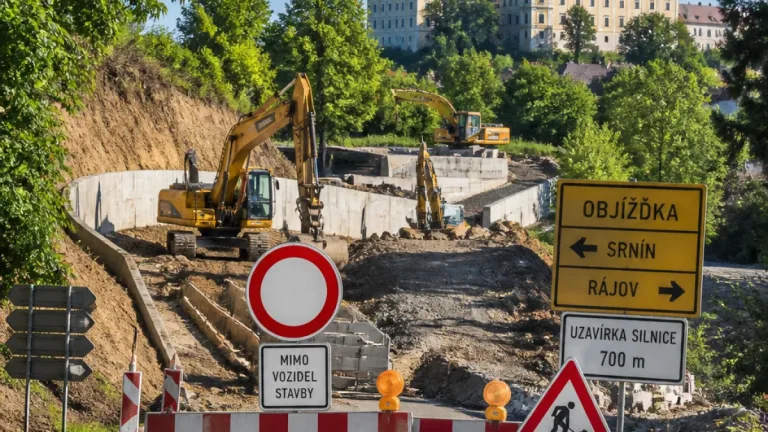 Úplná uzavírka silnice ve Zlaté Koruně potrvá do zimy, kraj financuje rozsáhlé opravy