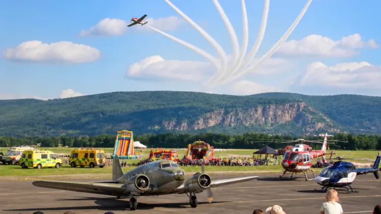 Ústecké nebe: do Úžína míří jediný létající Avro Anson Mk.I a šestice akrobatických strojů