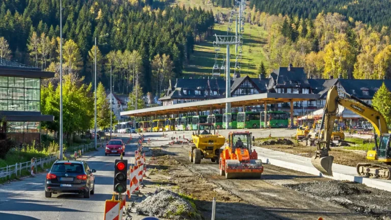 V Harrachově začíná oprava hlavní silnice, centrum čekají dopravní omezení