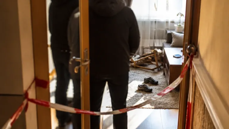 V Hranicích na Přerovsku muž a žena podle policie oloupili návštěvníka, hrozí jim až deset let vězení