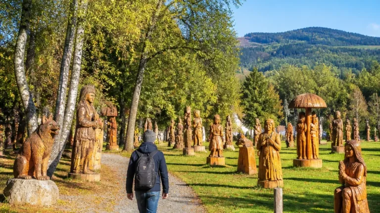 V Jiříkově na Bruntálsku vznikla před 21 lety unikátní galerie stovek soch z dřeva