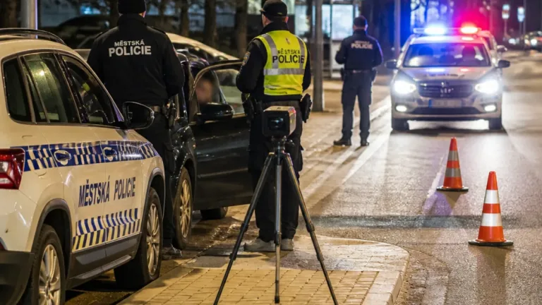 V Pardubicích zadrželi řidiče s třemi přestupky: rychlost, alkohol a zákaz řízení