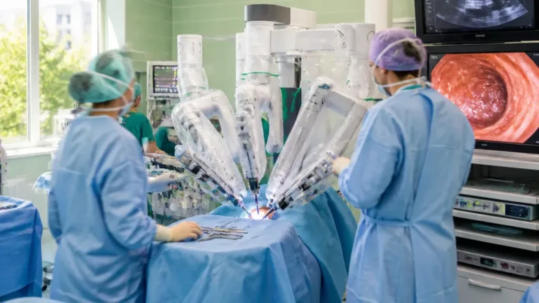Ve Zlíně provedli první společnou robotickou operaci dvou týmů, pacientka pod jednou anestezií