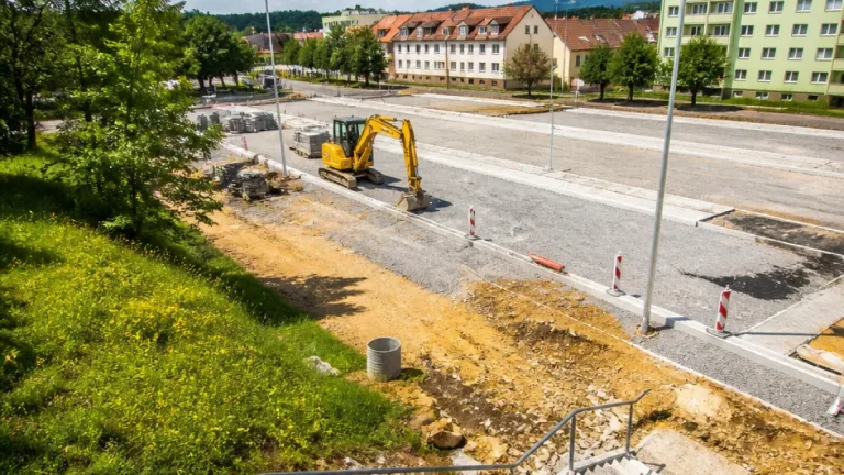 Vimperk rozšiřuje parkování na sídlišti SNP, vznikne přes 30 nových míst a lepší přístup
