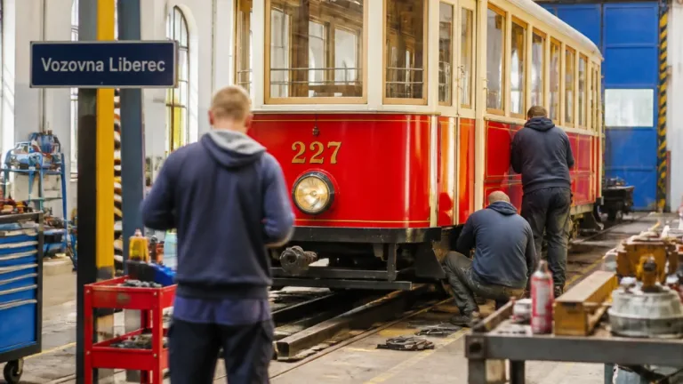 Za 500 eur do provozu: v Liberci dokončují renovaci historické tramvaje T59M