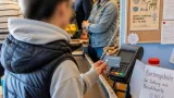 Bezahlkarte in Brandenburg: Hilfe gegen Schlepper – oder Stigmatisierung im Alltag?