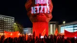 IG Metall beleuchtet Karl-Marx-Monument in Chemnitz: Signal für die Zukunft der Autoindustrie