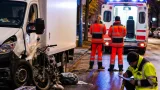 Lebensgefährlicher Unfall in Saarbrücken: Mopedfahrer prallt gegen geparkten Transporter