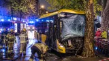 Linienbus fährt in Neukölln gegen Baum – mehrere Menschen teils schwer verletzt