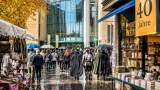 Neunkirchen: Mantelsonntag trotz Regen lebhaft – Cosplay im Saarpark-Center, Bücher König feiert 40 Jahre
