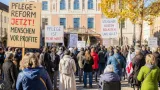 Protest in Frankfurt (Oder): Pflegedienste warnen vor Mehrkosten und Belastungen durch Reform