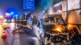 Sekundenschlaf auf der A10: Auto prallt gegen Betonlager und brennt – zwei Verletzte