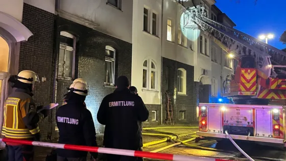 Dachgeschossbrand in Plauen: Küche in Mehrparteienhaus in Flammen
